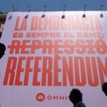 Vista de una pancarta desplegada por parte de Òmnium Cultural, a 28 de julio de 2023, en Barcelona, Catalunya (España). Òmnium Cultural ha desplegado hoy una pancarta gigante donde se lee el mensaje ‘La democracia es el camino: referéndumí, situada en la calle Pelai. 28 JULIO 2023;BARCELONA;CATALUNYA;LONA;ÒMNIUM CULTURAL Europa Press 28/07/2023
