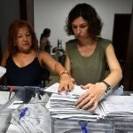 PALMA DE MALLORCA, 28/07/2023.- Trabajadoras de la junta electoral y representantes de partidos políticos inician el recuento de votos emitidos por los residentes en el extranjero para las elecciones generales el pasado 23 de julio en la Audiencia Provincial de Palma de Mallorca, este viernes. EFE/ Miquel A. Borràs