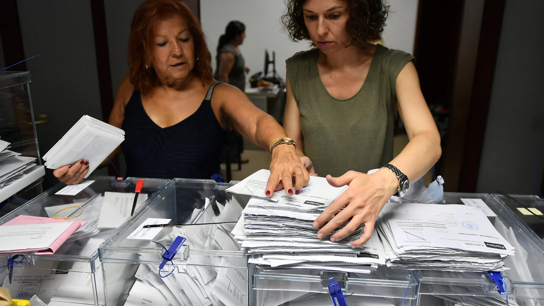 PALMA DE MALLORCA, 28/07/2023.- Trabajadoras de la junta electoral y representantes de partidos políticos inician el recuento de votos emitidos por los residentes en el extranjero para las elecciones generales el pasado 23 de julio en la Audiencia Provincial de Palma de Mallorca, este viernes. EFE/ Miquel A. Borràs