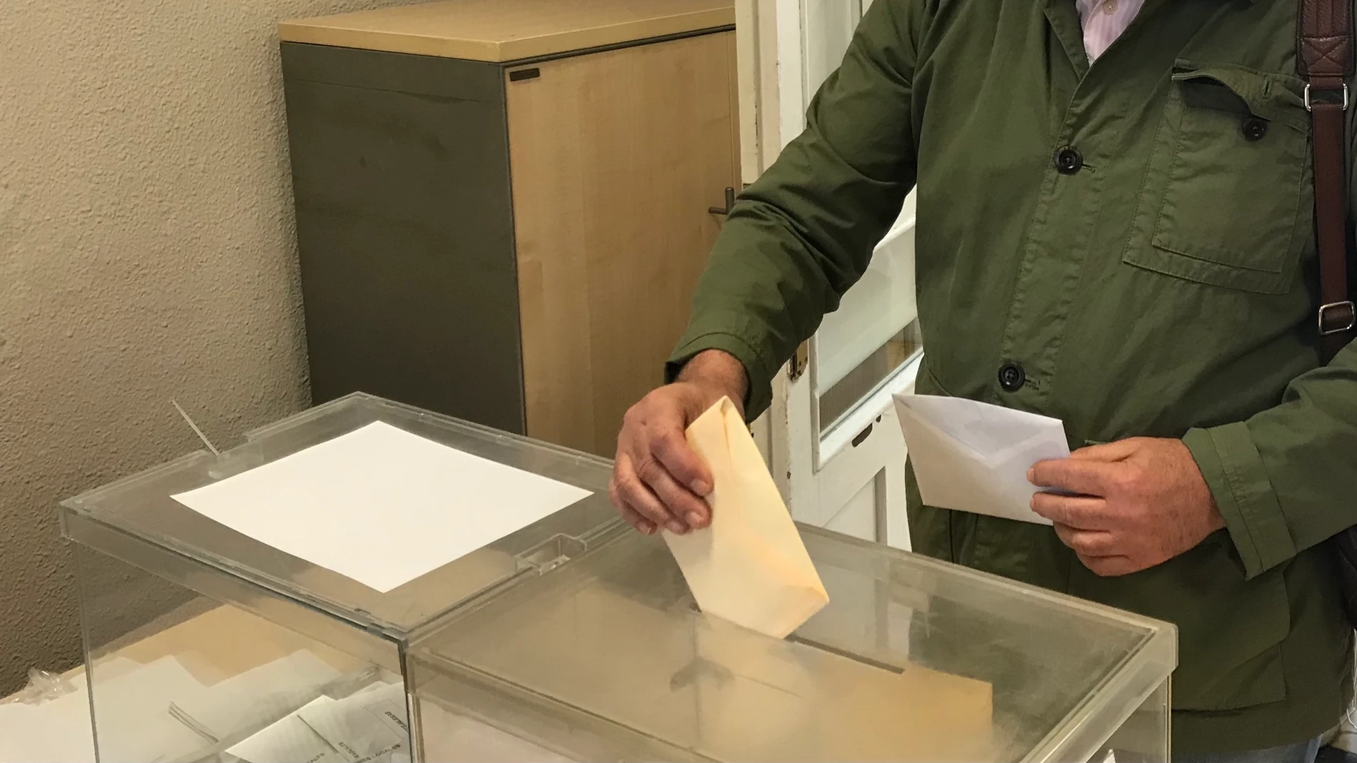 Hoy ha comenzado el voto en urna en los consulados.