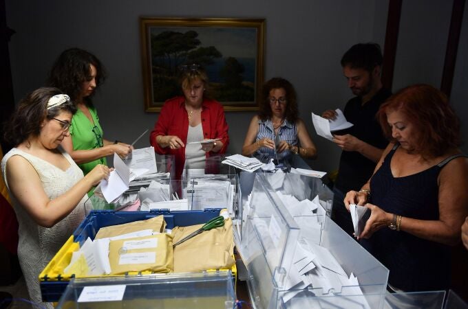 PALMA DE MALLORCA, 28/07/2023.- Trabajadoras de la junta electoral y representantes de partidos políticos inician el recuento de votos emitidos por los residentes en el extranjero para las elecciones generales el pasado 23 de julio en la Audiencia Provincial de Palma de Mallorca, este viernes. EFE/ Miquel A. Borràs