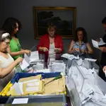 PALMA DE MALLORCA, 28/07/2023.- Trabajadoras de la junta electoral y representantes de partidos políticos inician el recuento de votos emitidos por los residentes en el extranjero para las elecciones generales el pasado 23 de julio en la Audiencia Provincial de Palma de Mallorca, este viernes. EFE/ Miquel A. Borràs