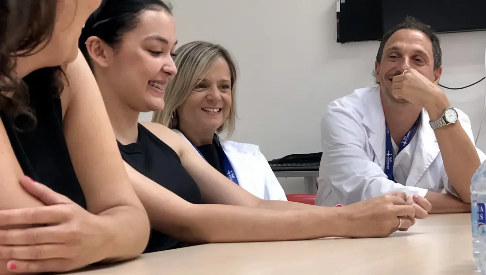 Claudia, la primera paciente, con el doctor Marc Ferrer y la supervisora de enfermería, Merche Rodríguez