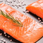 El salmón lo contiene