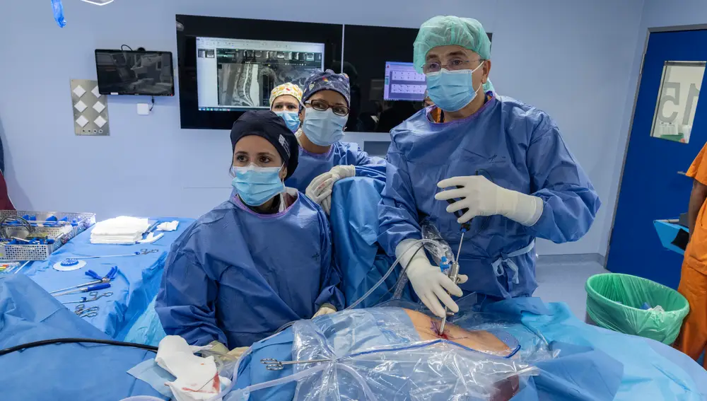 Miguel Ángel Castrillo, cirujano de la Unidad de Columna del Servicio de Traumatología del Hospital Ramón y Cajal de Madrid y el Hospital Beata María Ana, opera a una paciente de 32 años que sufría estenosis de canal con la técnica de la endoscopia de columna