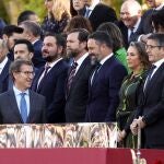 El presidente del PP, Alberto Núñez Feijóo, conversa con el líder de VOX, Santiago Abascal