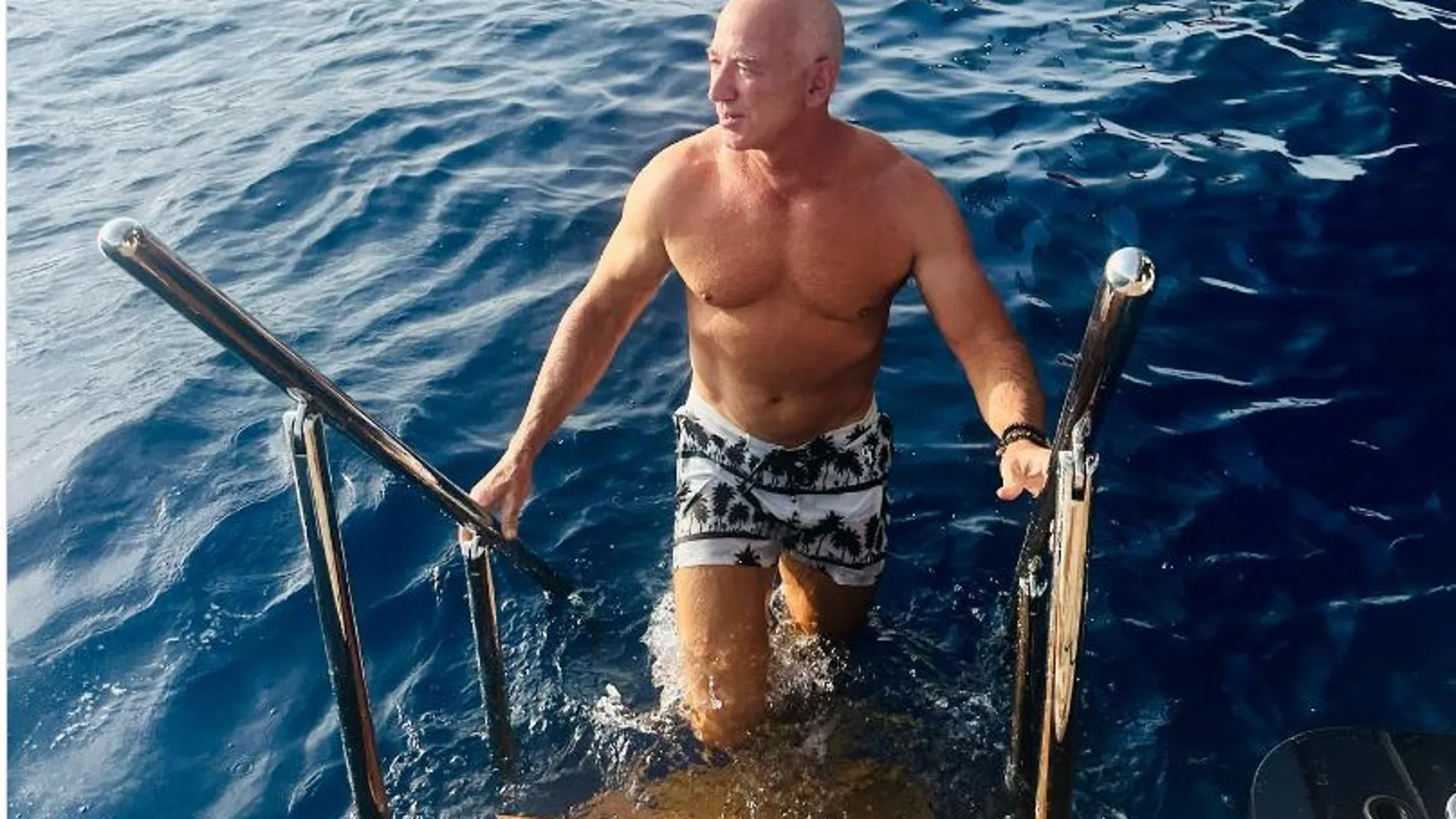 Jeff Bezos, fotografiado por su pareja Lauren Sanchez