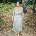 El vestido camisero más cómodo y versátil lo tiene Ana Milán y lo lleva con sandalias planas doradas
