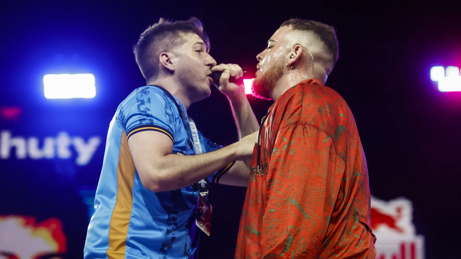 Chuty y Mnak (d) en la Final Nacional de Red Bull Batalla, celebrada este viernes en la Ciudad de las Artes y las Ciencias de Valencia.