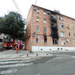 Aspecto de la fachada de la finca donde se ha producido el incendio 
