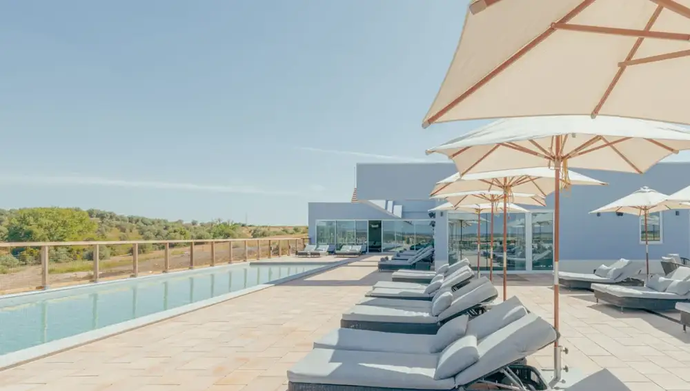 Una fantástica piscina exterior es otro de los alicientes del hotel
