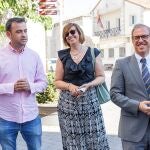 El consejero de Industria, Comercio y Empleo, Mariano Veganzones, junto al alcalde de Cuéllar, Carlos Fraile; y la gerente provincial del servicio publico de empleo, Pilar Sanz; clausuran los Programas Mixtos de Cuéllar (Segovia)