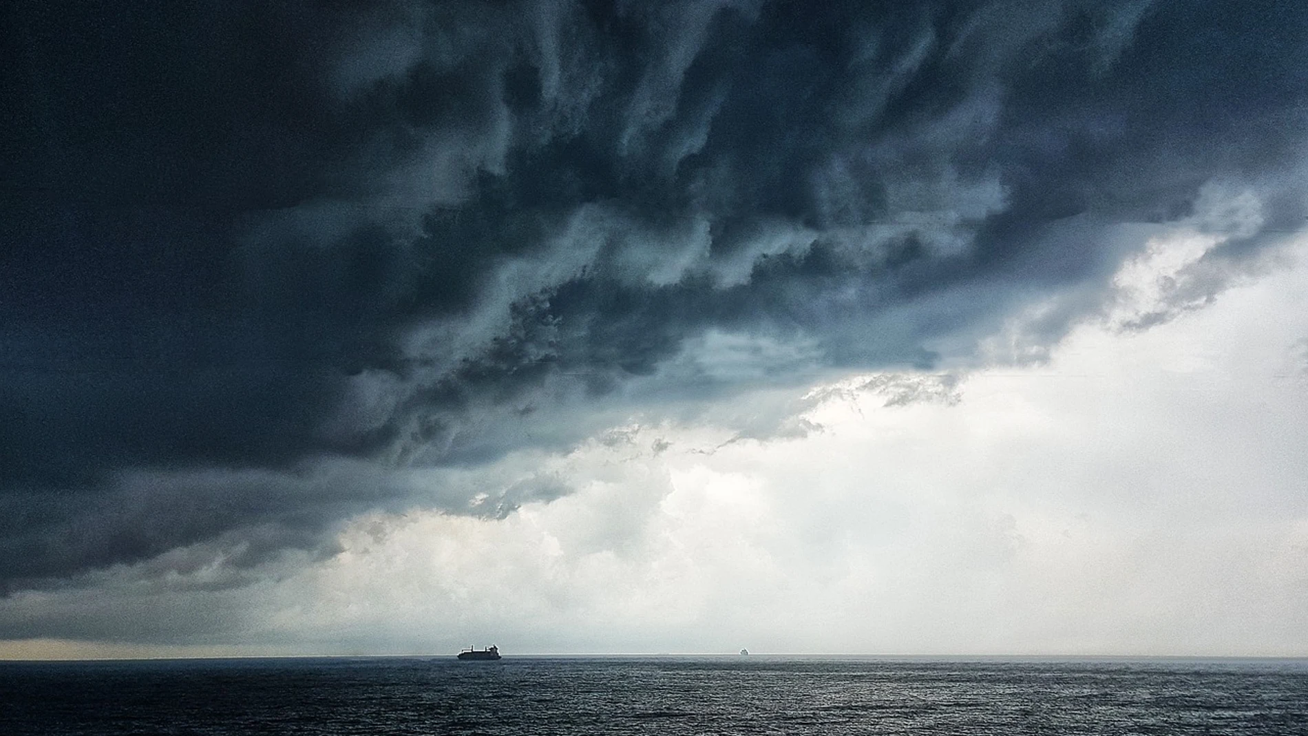 Tormenta sobre el mar
