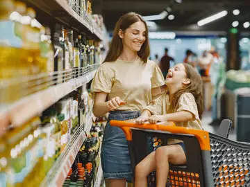 Mujer e hija hacen la compra en el supermercado Mujer e hija compra supermercado