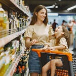 Mujer e hija hacen la compra en el supermercado
