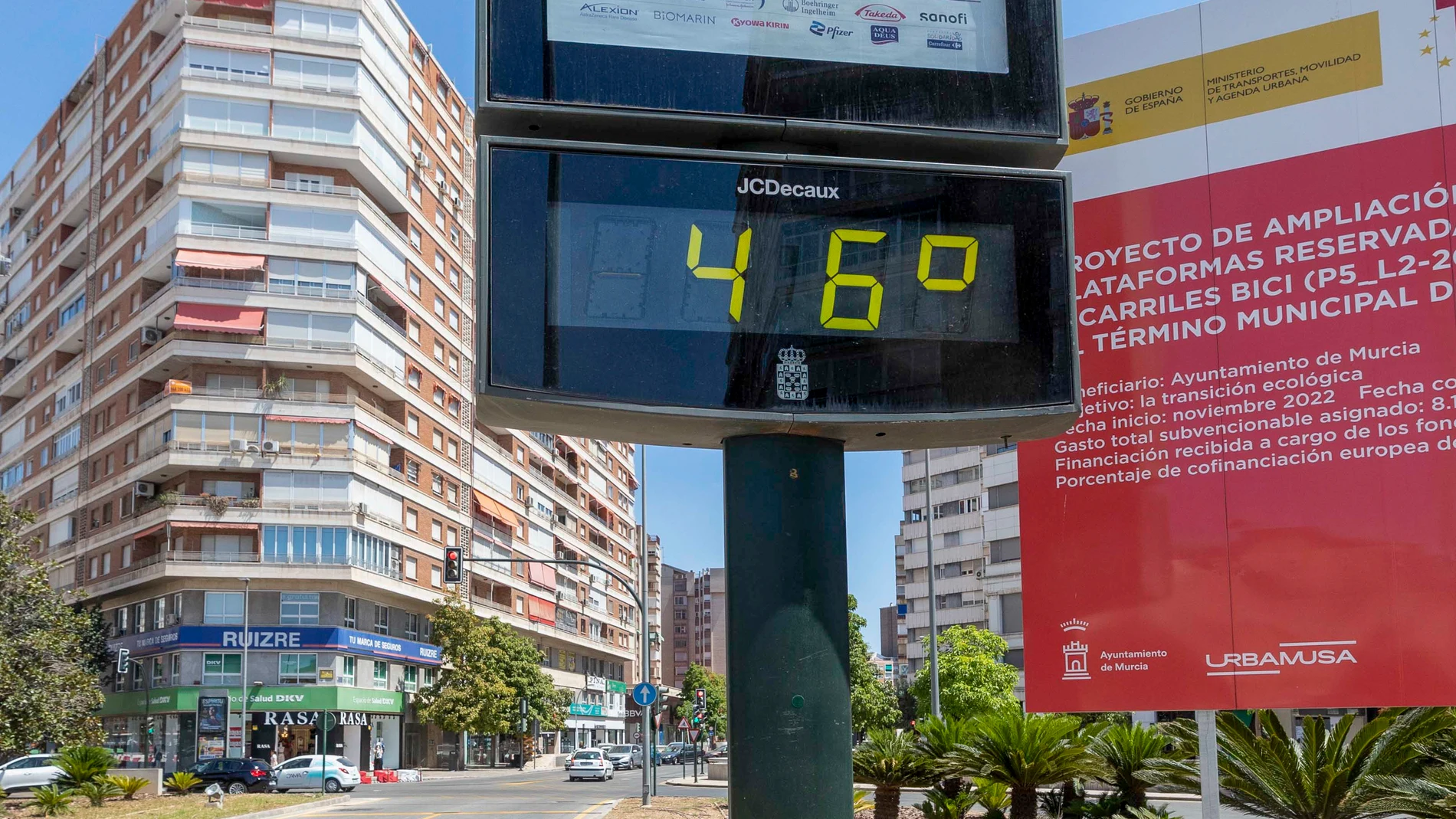 MURCIA, 01/08/2023.- Fotografía de un termómetro que marca 46 grados este martes, en la plaza Díez de Revenga de Murcia. La Agencia Estatal de Meteorología activa entre las 13 y las 21 horas de este martes el aviso naranja por temperaturas máximas que pueden llegar a los 42 grados en la Vega del Segura, que será amarillo por hasta 40 en las comarcas murcianas del Altiplano, el Noroeste y el Valle del Guadalentín. EFE/ Marcial Guillén