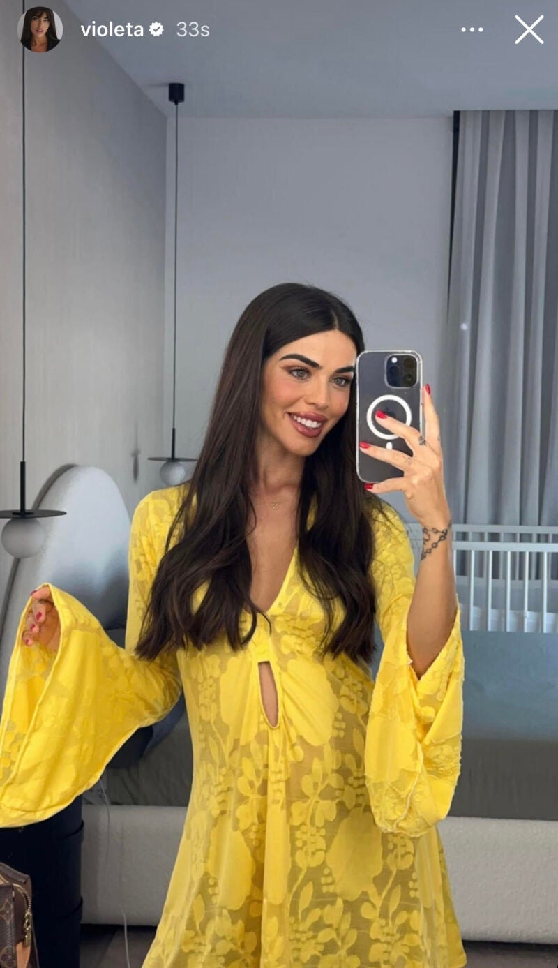 Violeta Mangriñán con vestido amarillo.