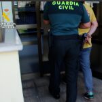 La Guardia Civil conduce a uno de los detenidos