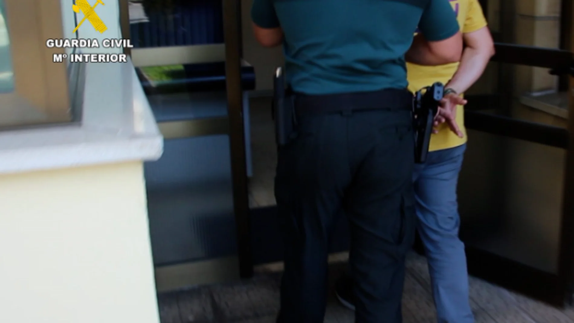 La Guardia Civil conduce a uno de los detenidos