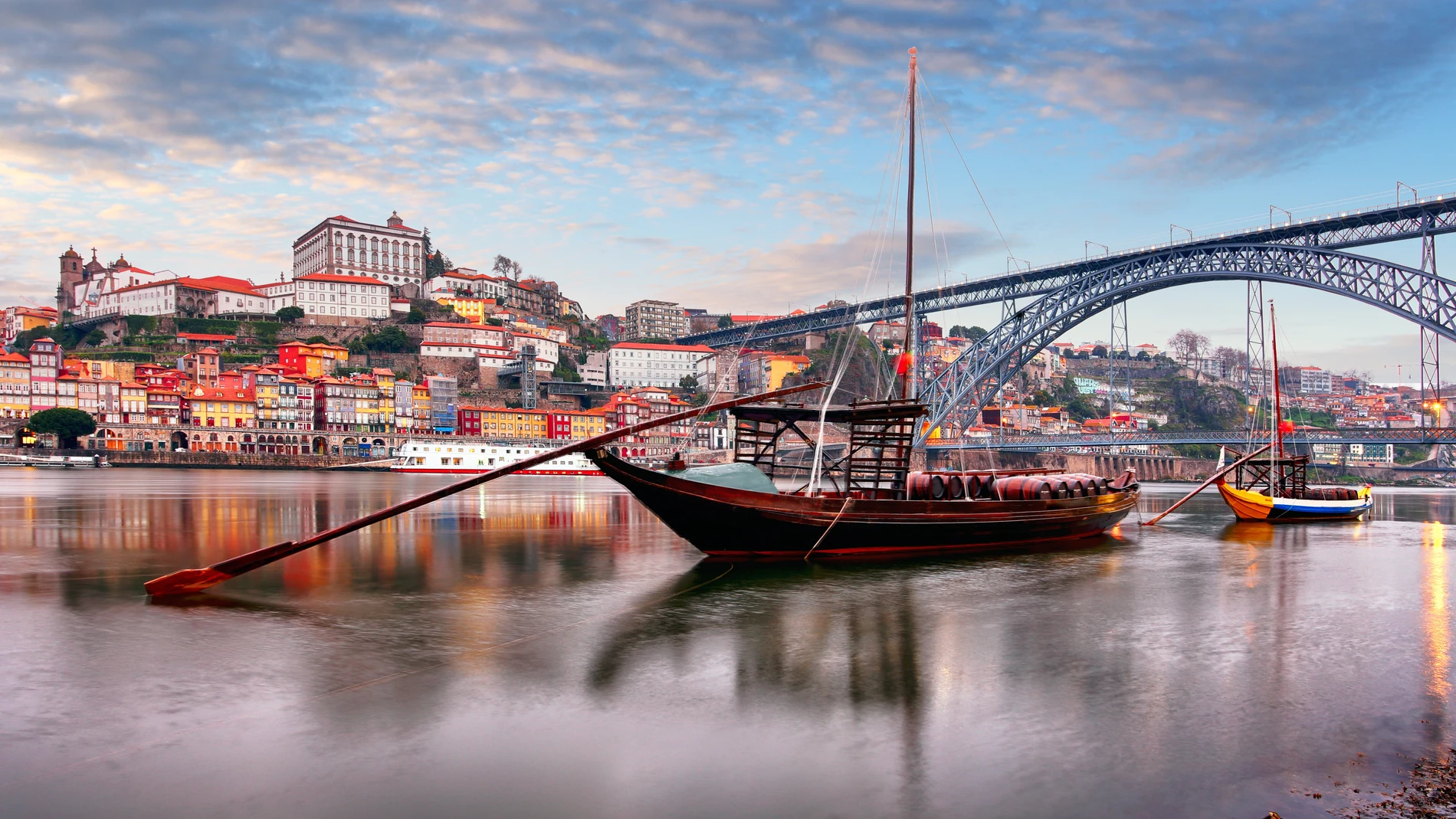 Paisaje urbano del casco antiguo de Oporto Oporto, Portugal. Valle del río Duero.