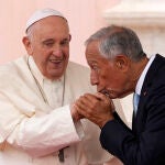 El presidente portugués, Marcelo Rebelo de Sousa, besa la mano derecha del Papa Francisco este miércoles tras la llegada del Sumo Pontífice a la Jornada Mundial de la Juventud (JMJ) en Lisboa que se celebra del 1 al 6 de agosto