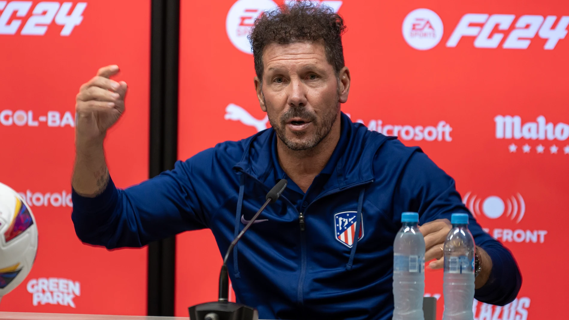 Simeone, en plena conferencia de prensa en México