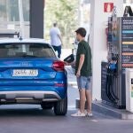 Una persona reposta una gasolinera 