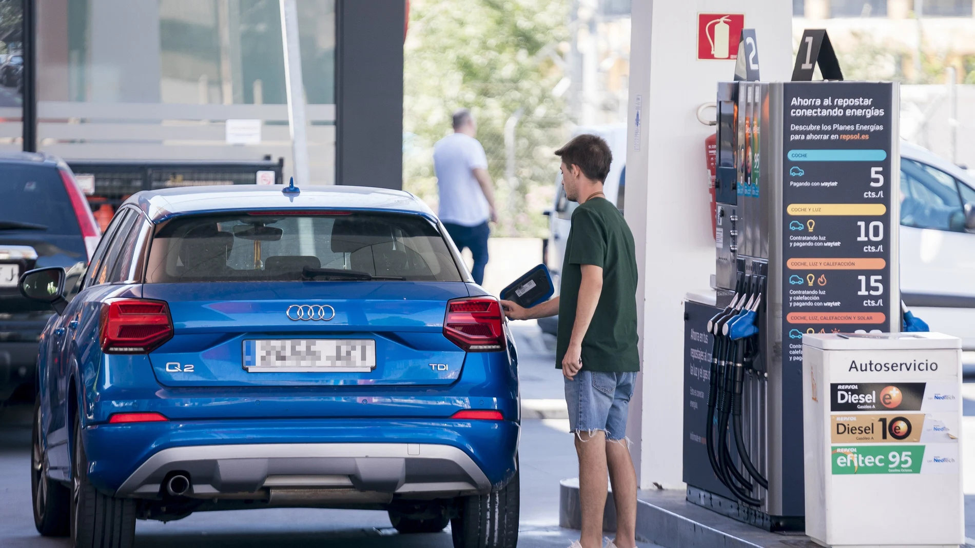 Una persona reposta una gasolinera