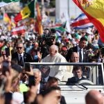Francisco, ayer, durante la ceremonia de acogida a los jóvenes en el Parque Eduardo VII de Lisboa