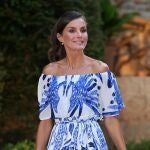 La Reina Letizia, lección de elegancia y estilo con un favorecedor look: vestido corte 'Barnot' y joyería mallorquina