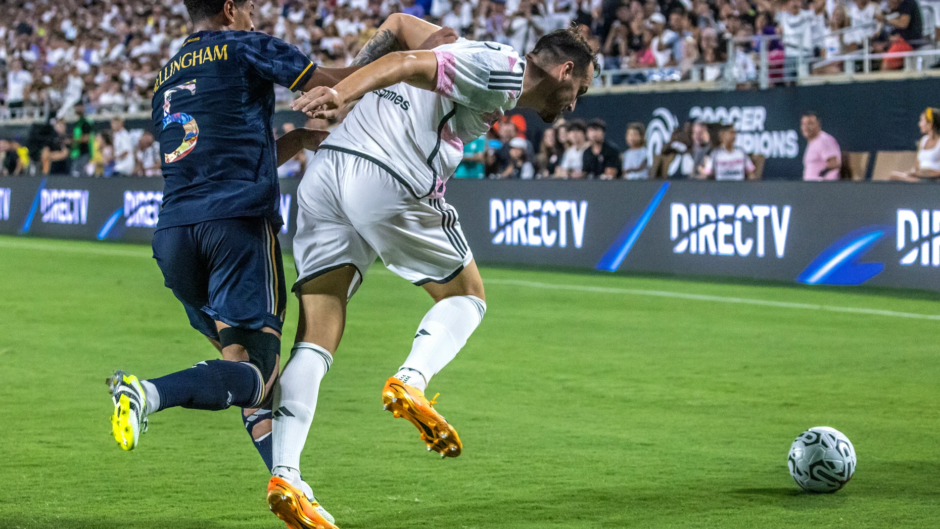 Orlando (United States), 02/08/2023.- Real Madrid Midfielder Jude Bellingham (L) in action against Juventus Defender Frederico Gatti during the 2023 Soccer Champions Tour match between Juventus FC and Real Madrid CF at Camping World Stadium in Orlando, Florida, USA, 02 August 2023. EFE/EPA/CRISTOBAL HERRERA-ULASHKEVICH