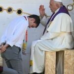 El Papa Francisco confiesa a un joven este viernes en Lisboa en la Jornada Mundial de la Juventud (JMJ) que se celebra del 1 al 6 de agosto