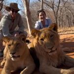 Tamara Falcó e Íñigo Onieva acariciando a los leones