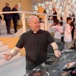 ¿Ibiza o Lisboa? El sol se alza sobre la JMJ mientras un sacerdote crea la atmósfera con su música tecno