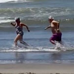 Pareja de ancianos en la playa