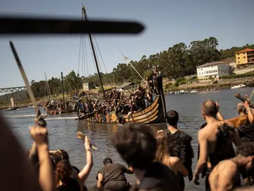 Catoira se defiende del ataque vikingo con una gran expectación CATORIA (PONTEVEDRA), 06/08/2023.- Decenas de personas escenifican una invasión vikinga, en recuerdo de las sufridas hace mil años, este domingo en la localidad pontevedresa de Catoira. La Romaría Vikinga de Catoira alcanza este año su 63 edición y lo hace con muchos más asistentes, que se agolparon esta mañana en torno a las Torres del Oeste para presenciar el tradicional desembarco. Celebrada desde 1961 en el primer fin de semana de agosto, esta festividad conmemora el papel que tuvo Catoir...