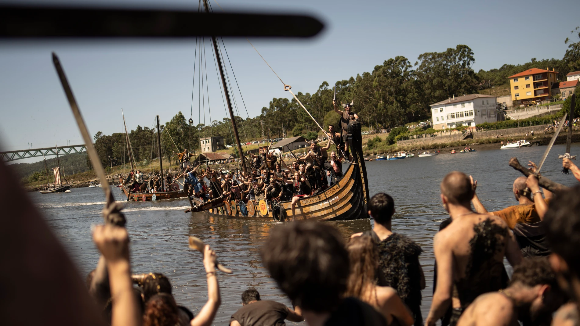 CATORIA (PONTEVEDRA), 06/08/2023.- Decenas de personas escenifican una invasión vikinga, en recuerdo de las sufridas hace mil años, este domingo en la localidad pontevedresa de Catoira. La Romaría Vikinga de Catoira alcanza este año su 63 edición y lo hace con muchos más asistentes, que se agolparon esta mañana en torno a las Torres del Oeste para presenciar el tradicional desembarco. Celebrada desde 1961 en el primer fin de semana de agosto, esta festividad conmemora el papel que tuvo Catoir...