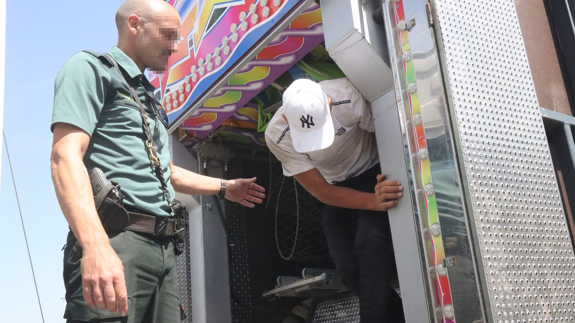 CEUTA, 06/08/2023.- La Policía Nacional y la Guardia Civil han localizado este domingo en Ceuta a diez inmigrantes magrebíes escondidos en las atracciones de feria para viajar ilegalmente hacia el puerto de Algeciras (Cádiz). EFE/ Reduán