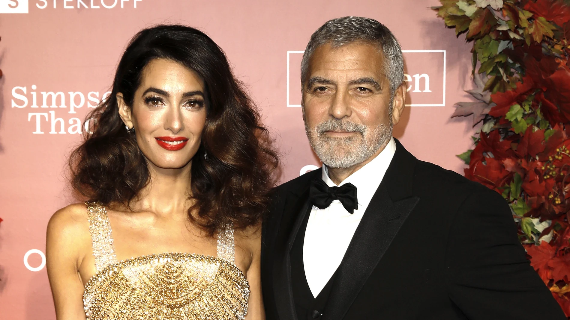 US actor George Clooney (R) and wife human rights attorney Amal Clooney attend the Albie Awards