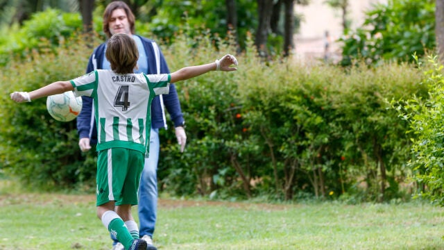 Los niños españoles quieren ser futbolistas o policías y las niñas profesoras o veterinarias, según un estudio