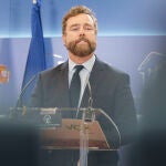 El portavoz de Vox en el Congreso, Iván Espinosa de los Monteros, ofrece una rueda de prensa en el Congreso de los Diputados en Madrid, este martes. Espinosa de los Monteros ha anunciado en rueda de prensa en el Congreso su renuncia al escaño "por motivos personales y familiares" y ha explicado que permanecerá en Vox "como afiliado de base". 