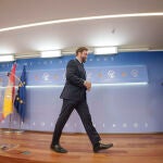 El portavoz de Vox en el Congreso, Iván Espinosa de los Monteros, ofrece una rueda de prensa en el Congreso de los Diputados en Madrid, este martes. Espinosa de los Monteros ha anunciado en rueda de prensa en el Congreso su renuncia al escaño "por motivos personales y familiares" y ha explicado que permanecerá en Vox "como afiliado de base". 