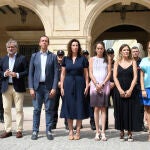 Almería guardaba este martes silencio por el asesinato de Zhour, una joven marroquí de 27 años, a manos de su marido, un hombre marroquí de 33 años. El subdelegado del gobierno en Almería, José María Martín (tercero desde la izquierda), junto a las autoridades locales durante el minuto de silencio en repulsa por el asesinato machista en Pozoblanco (Almería)