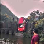 Padre e hija son rescatados a punto de caer por una cascada