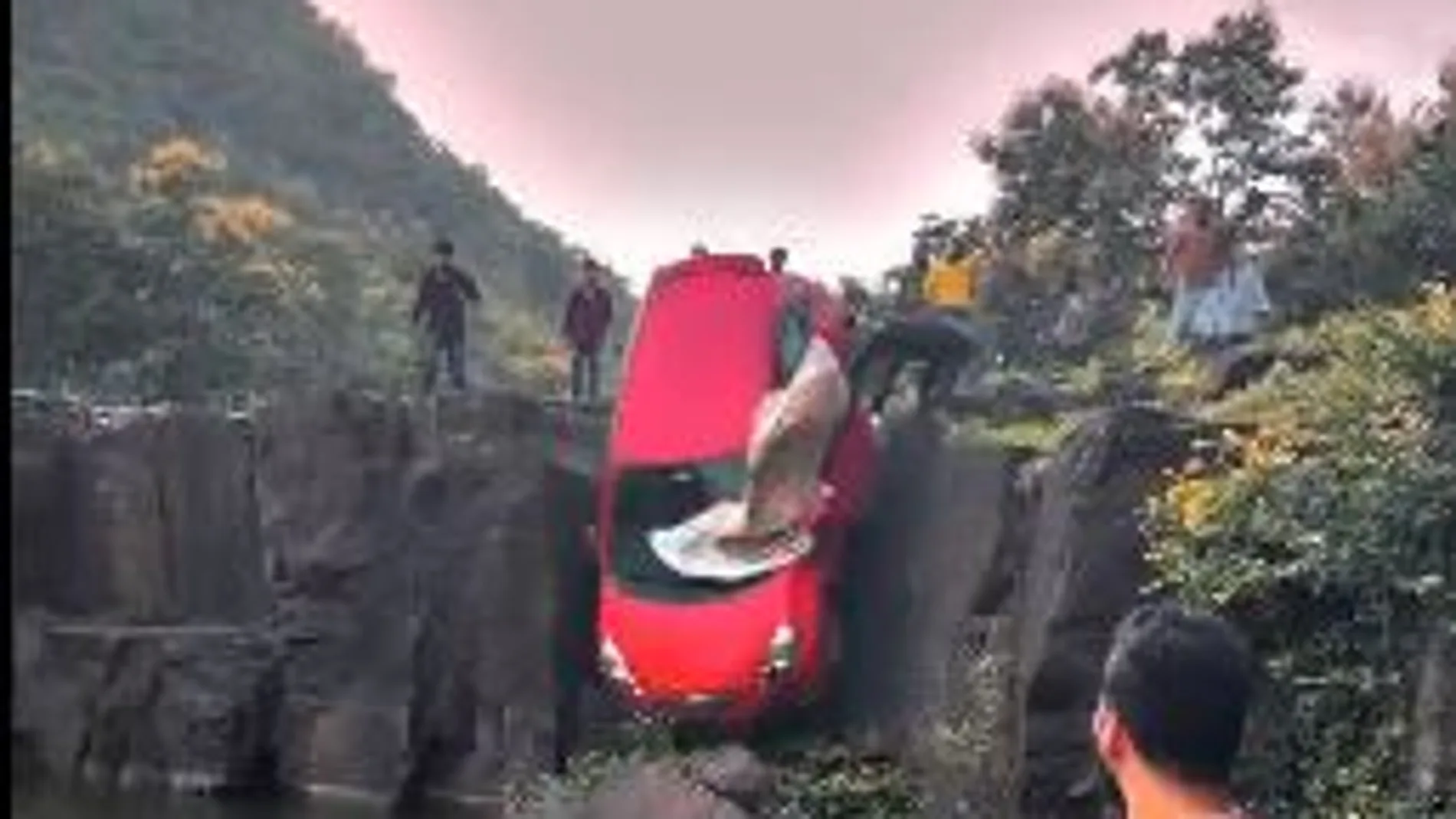 Padre e hija son rescatados a punto de caer por una cascada