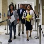 MADRID, 10/08/2023.- Los diputados de ERC Teresa Jordà (i), Francesc-Marc Álvaro y Pilar Vallugera (d) se dirigen a presentar las credenciales para recoger sus actas para la XV Legislatura, este jueves, en el Congreso de los Diputados. EFE/ J.J. Guillén