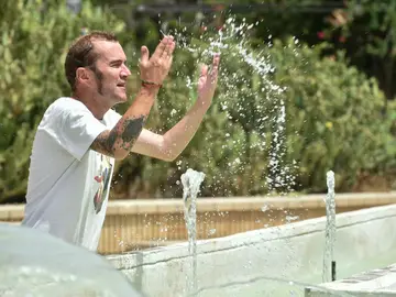 Un hombre se refresca en una fuente del centro de Murcia durante la ola de calor que ha llevado a la AEMET a activar la alerta roja en la Vega del Segura y el Altiplano Un hombre se refresca en una fuente del centro de Murcia durante la ola de calor que ha llevado a la AEMET a activar la alerta roja en la Vega del Segura y el AltiplanoJAVIER CARRIÓN/EUROPA PRESS10/08/2023