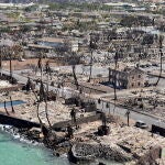 Una imagen de la isla de Maui calcinada por el terrible incendio