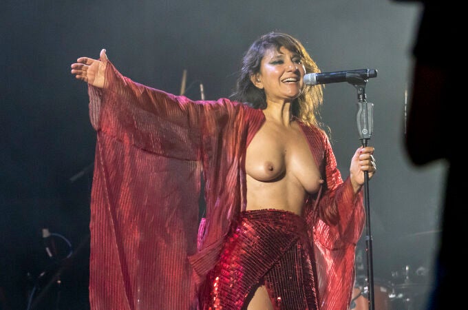 Amaral tras su polémica en el Sonorama por enseñar los pechos: 