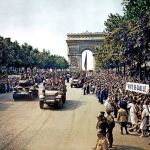 Las multitudes de París aclaman la entrada de la 2ª División Blindada Francesa (2e DB), algunos de ellos, de La Nueve